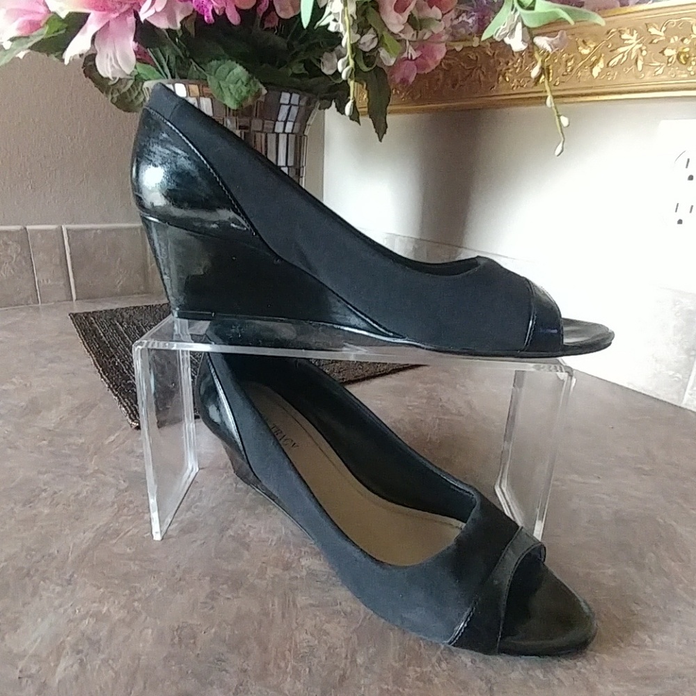 Ellen Tracy peep toe wedges